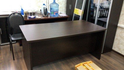Офисный стол для кабинета