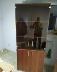 Шкаф для офиса со стеклянными дверцами
